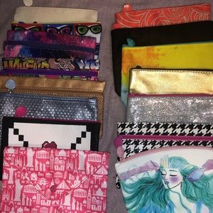 ✨Fifteen makeup bags + two yankee candle holders✨